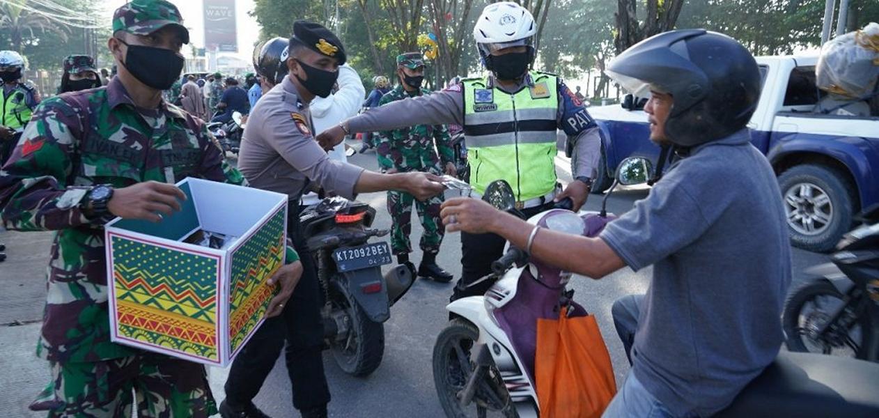 Pagi Tadi, TNI – Polri di Samarinda Bagi Masker ke Pengendara